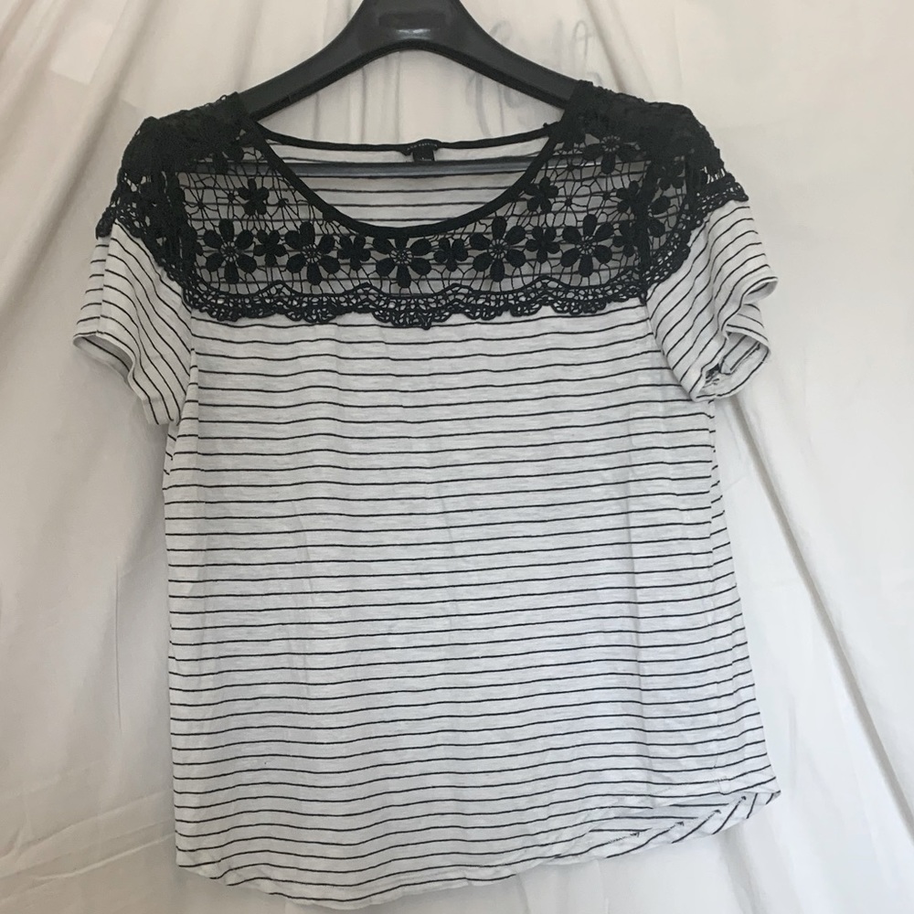 Ann Taylor Black and White Floral Lace Tee. Women’s size L